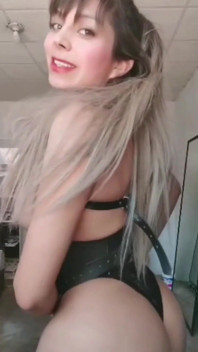 In questo video ho indossato la mia imbracatura preferita che ha mostrato il mio seno grande e il mio culo fantastico così mi sono masturbata un po'