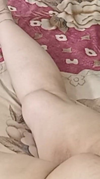 大きなお尻を持つ義理の妹は、特に彼女の大きなジューシーなボーに、熱いキスの束で愛を表現する義理の兄弟を愛しています