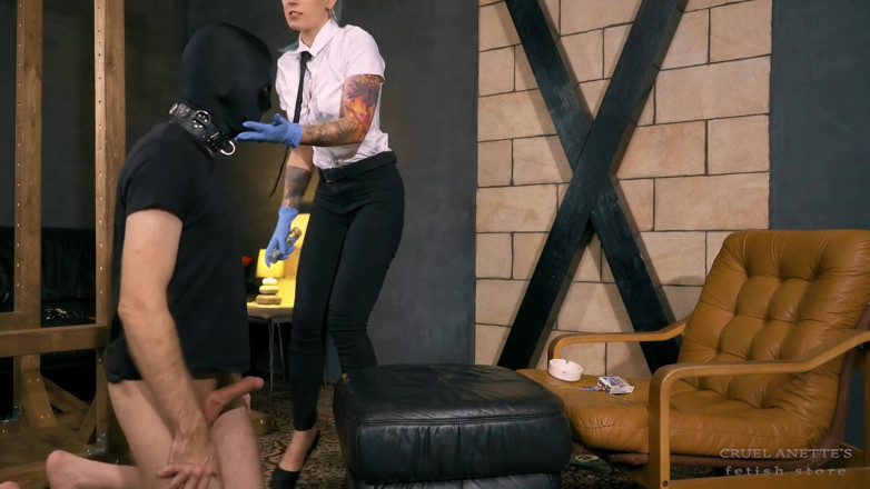 Cruel Anettes fetish world: Elle jouit dans ses chaussures puis lèche le sperme ! partie 1