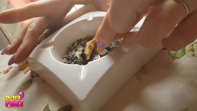 Smokin Fetish: Deslumbrante morena provocando todo mundo com ela fumando
