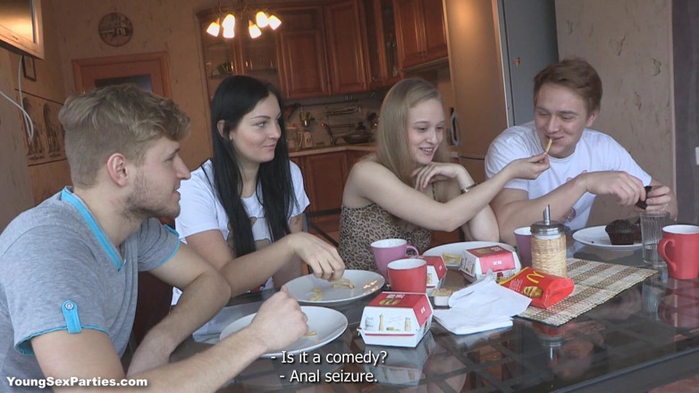 Young Sex Parties: Teenky šukají ve párech a další