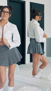 Gadis toket kecil mungil mitzi di depan cermin