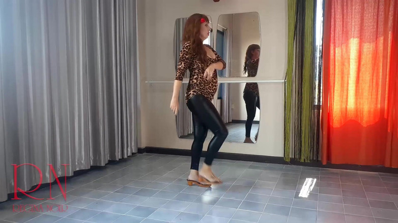 Regina Noir: Tarian Spanyol hot Flamenco. Regina Noir menari di kelas balet....