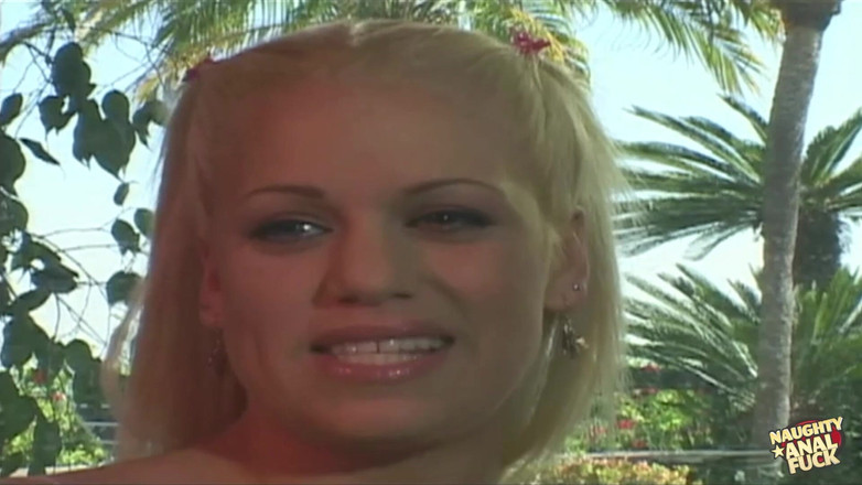 Naughty anal fuck: Je schopná dát hluboké hrdlo, zatímco si vezme dalšího ptáka...