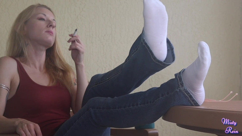 Themistyrein: Vous ignore en fumant