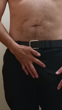 Honění v práci na záchodě, velký neoholený penis zblízka mrdka - Rockard Daddy