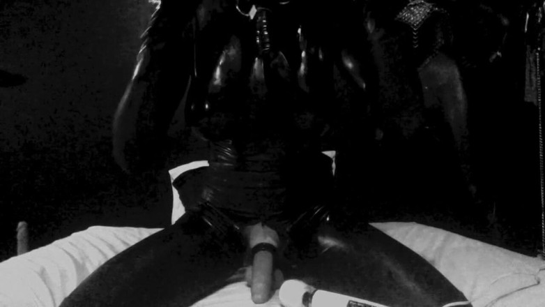 Kali Futa: Masturbare anală cu baghetă în latex