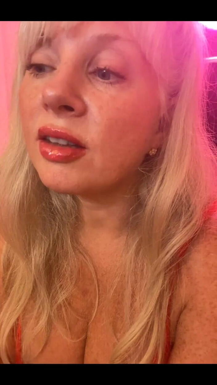 PaintedRose Taboo Femdom Fetish MILF: Так гарячі за лаштунками filmday вівторок обсмажування, але не з обох боків. Я віддаю перевагу 1:1 в будь-якому випадку..