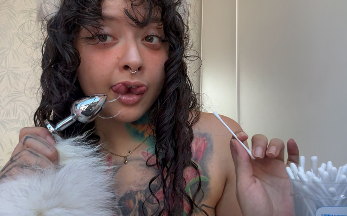 Pedazodchicle: The Kitten Sneezes and Lets You See Her Anal Plug