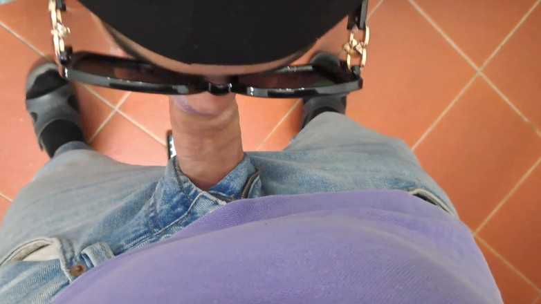 LauraOnHeels: 熟女金发口交与吞精 POV