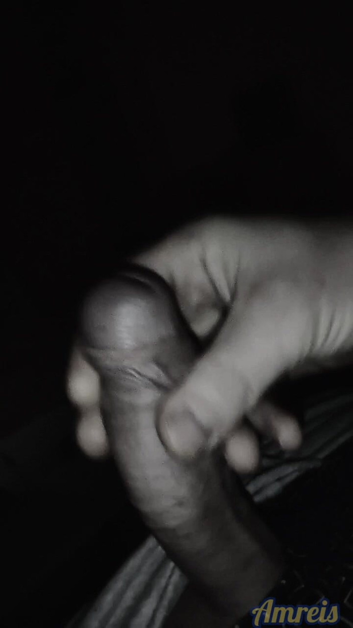 Amreis: 深夜の精液。包皮をチンコの頭に滑らせる。クローズアップでオーガズム。