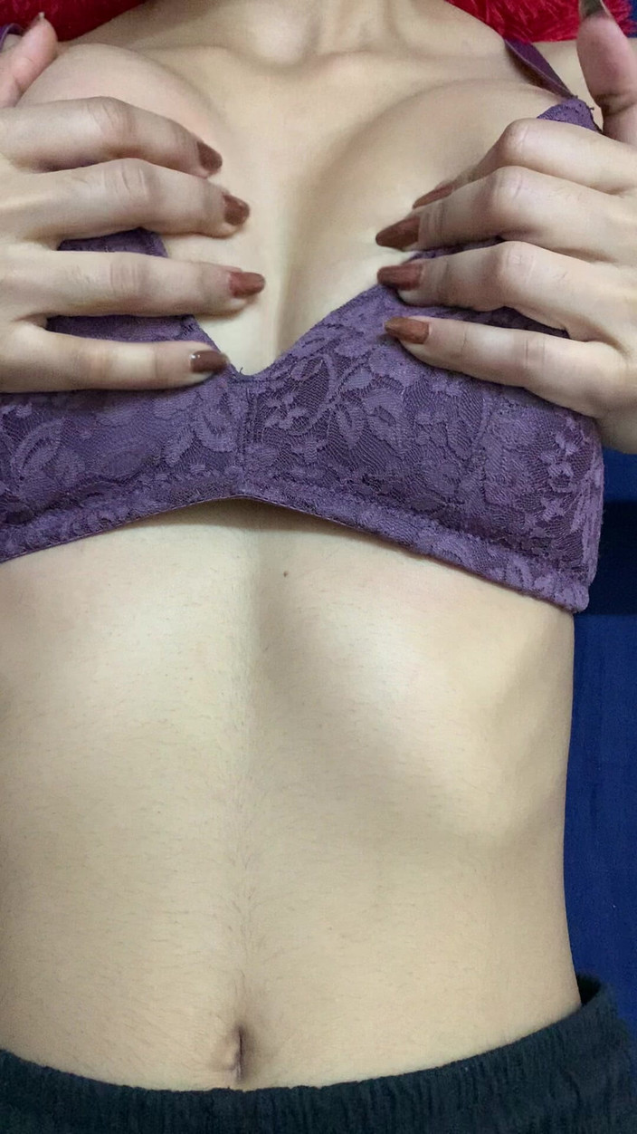 Riya mickey: 義理の兄は大学から来て、私がお気に入りのTシャツを着ているのを見て、中出しするまでしゃぶってファックします