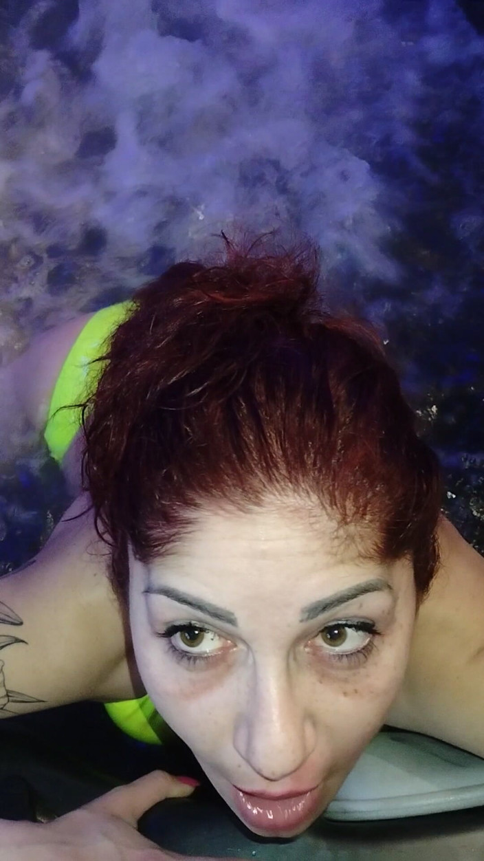 SqueakyOverlap83: Obciąganie w jacuzzi, sperma na twarzy i w ustach
