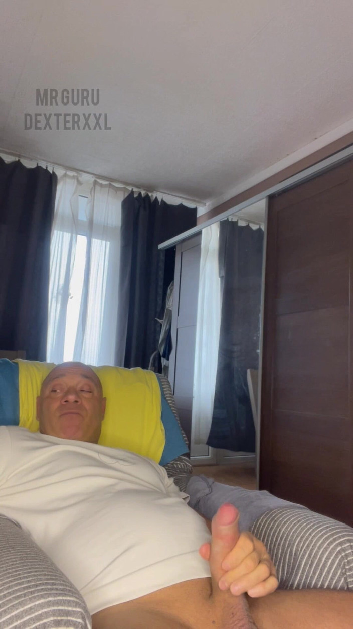 Mr. Guru: Pembina badan melancap Encik Guru melancap