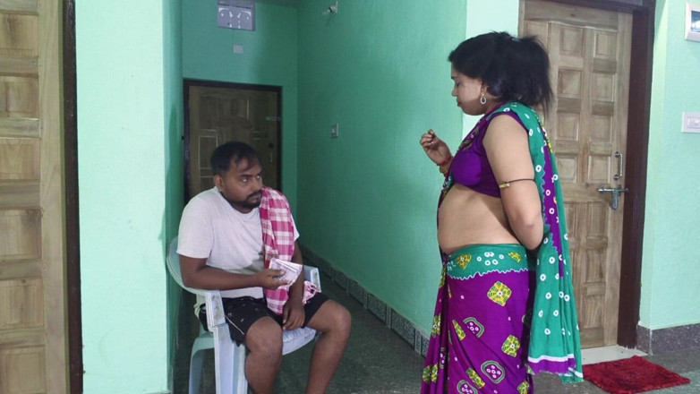 Sona bhabhi: Une femme au foyer indienne sexy trompe son mari et...