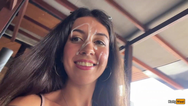 Katty West: Crazy Cumwalk w Starbucks - Obciąganie w publicznej toalecie, picie kawy...