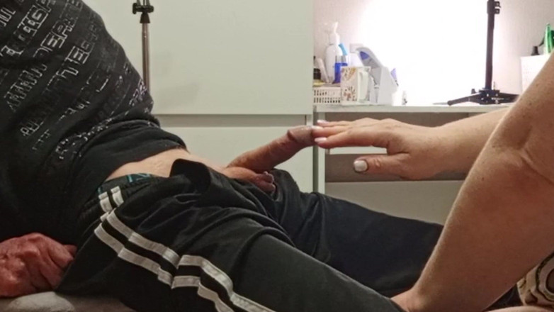 Zona901: Ibu tiri memberikan saya blowjob supaya saya pancut ke dalam...