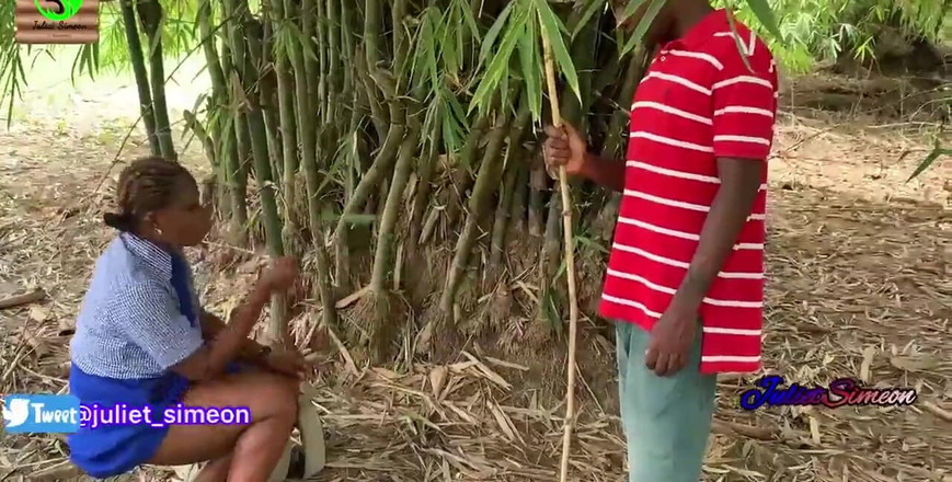 Julietsimeon: Julietsimeon, a Garota, foi fodida por um fazendeiro no arbusto.