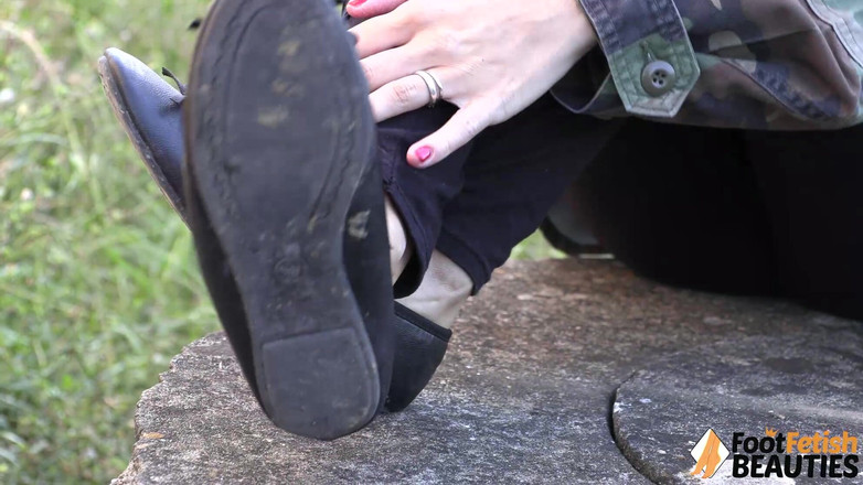 Foot Fetish HD: 性感女郎dollyc在一个石头井上炫耀她的脚