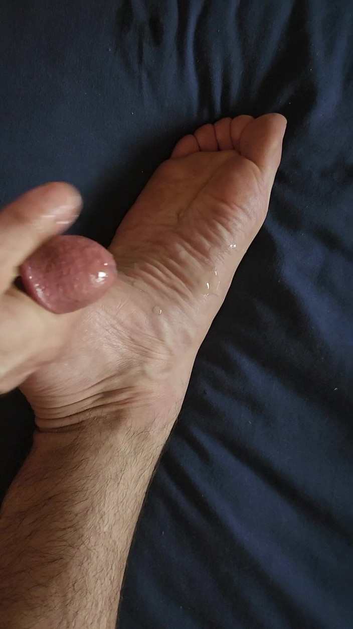 Bare Feet Couple: Meine Faltigen Fußsohlen Mit Den Gekrümmten Zehen Fangen Sperma Auf,...