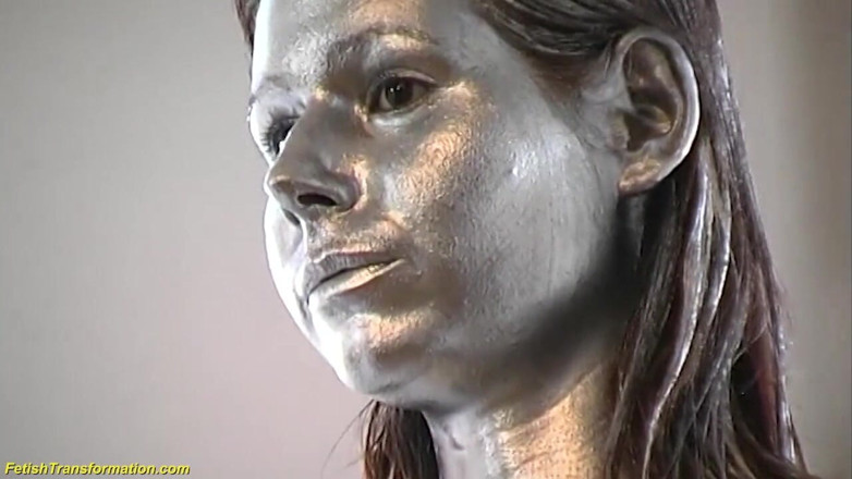Fetish Islands: Statuie cu cap chel pictat metalic, manechine care pozează