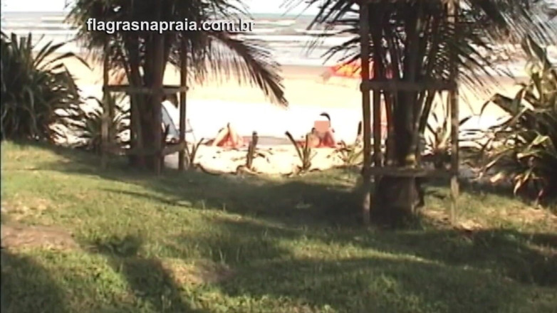 Amateurs videos: Wspaniała blondynka i brunetka opalają się nago na plaży brazylijskiego...