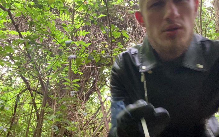 Hunky time: Kožená dominantní kouřící cigareta