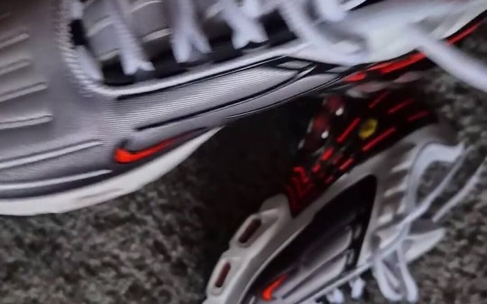 Sneakersmax98: Nike tn ile oynadıktan sonra sert sikiliyor