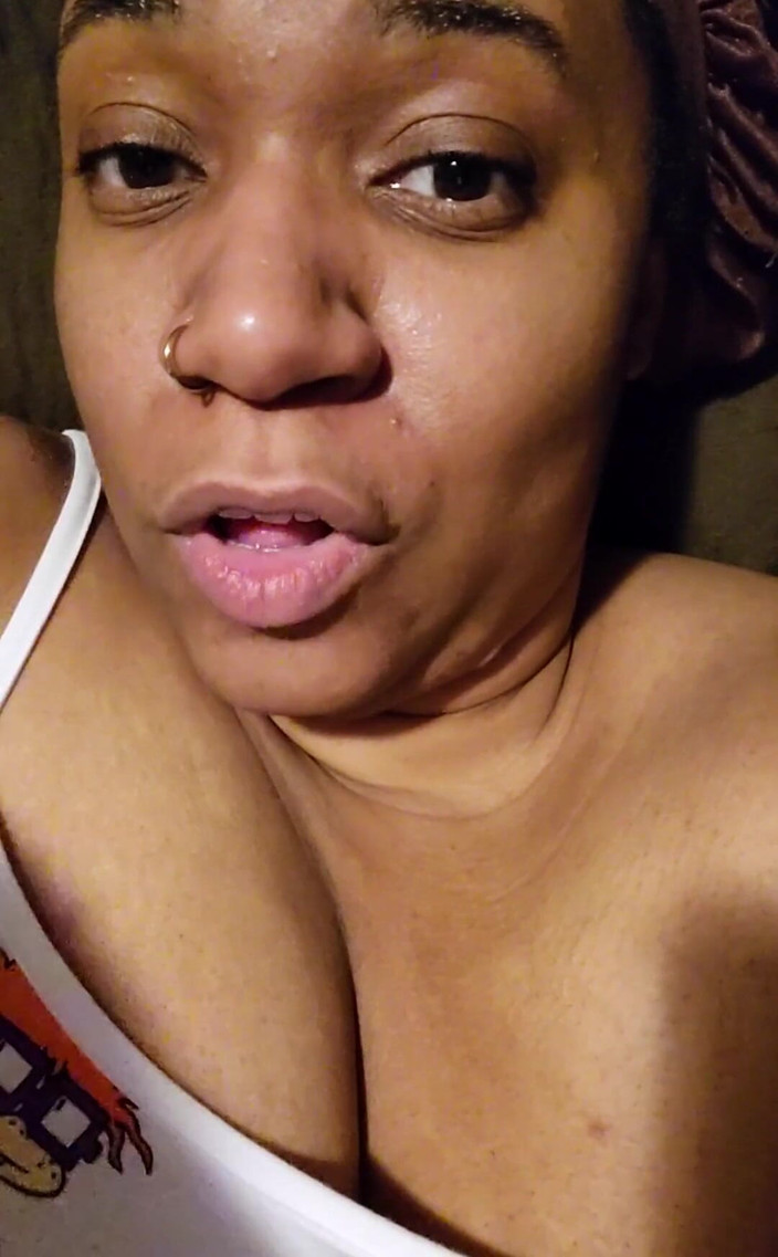 Josie4yourpleasure: Hai! C'è pancia e tette in questo. Lol spero che...