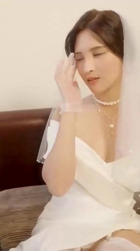 Modelmedia Asia - pengantin yang berjanji semasa memakai pakaian perkahwinannya