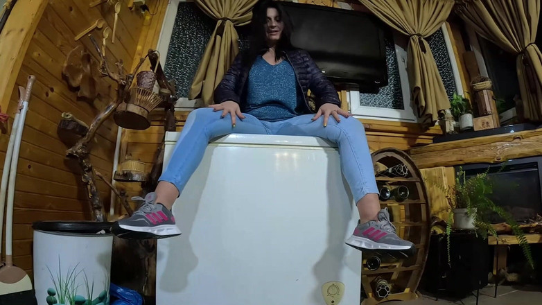 MilfyCalla: Cameltoe 熟女在牛仔裤里跳舞、挑逗和撒尿 - 湿恋物癖幻想 335