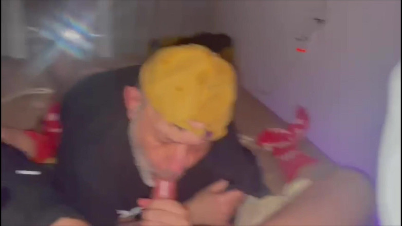 The newhere: 24 cm dildo, kouření a kurva