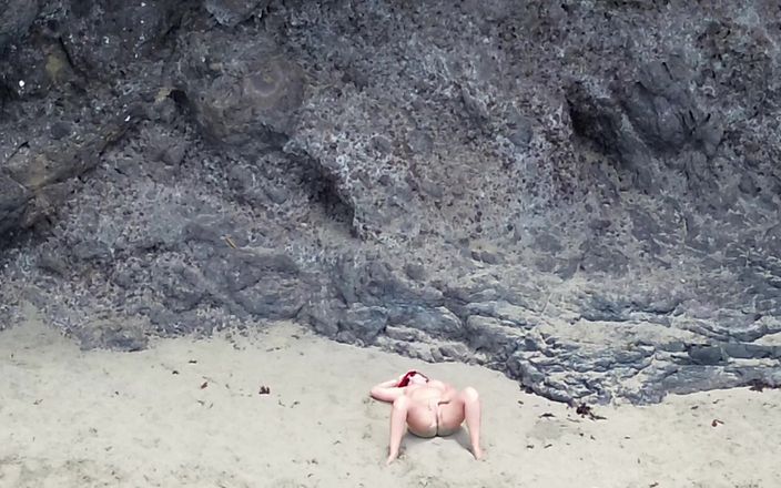 Emma Voyeur: Nahá kráska na pláži - drone POV erotická relaxace