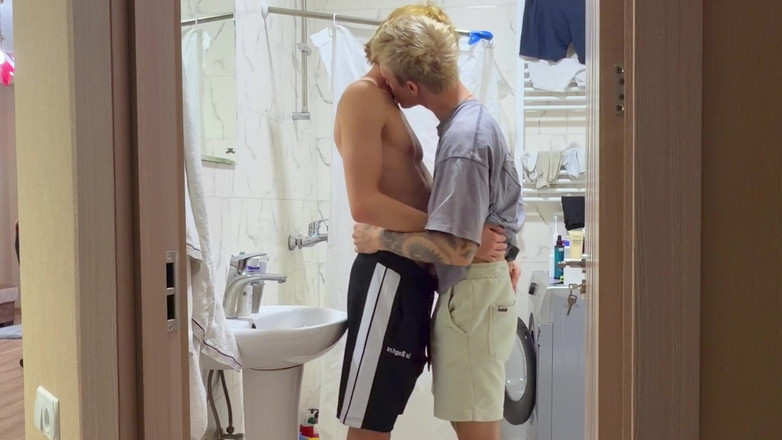 Max Gen: Amico Lecca Il Culo Liscio Twink Succhia Un Grosso Cazzo...