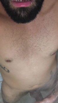 Camilo brown si masturba il suo grosso cazzo non circonciso sotto la doccia e mangia il suo proprio sperma