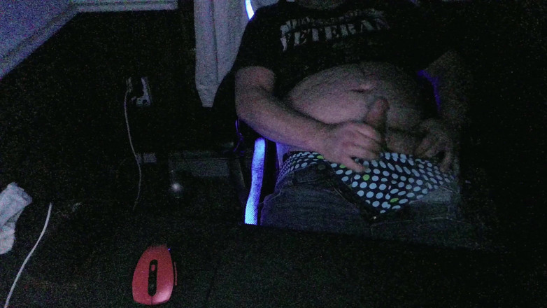 Respawn Daddy: Sexy a nadržená masturbace v obývacím pokoji s webovou kamerou....