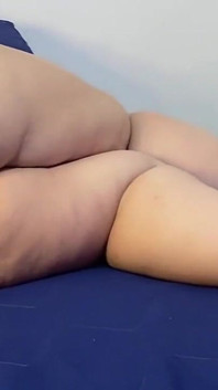 継母のソラヤをベッドで裸で捕まえちゃいました!彼女のデカ尻がパーフェクト!