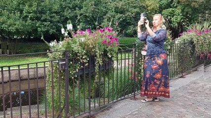 Selena701: Amatör Sarışın Karısı Yürüyüşten Sonra Seksin Tadını Çıkarıyor