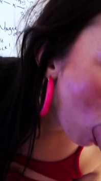 Milf esposa puta Keeley Magee chupa y folla dos dotados bwc en el gloryhole