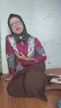 Hijab Transe mitha Zhe fickt sich mit einem dildo