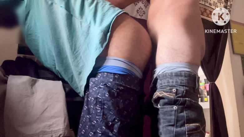 Desi__Panda: Wow primera vez sostiene a mi hermanastro la gran polla...