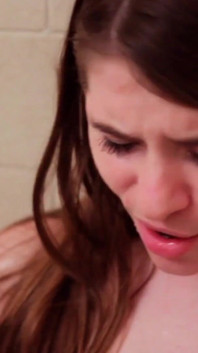 Schattige brunette lesbiennes plezieren elkaar in de badkamer