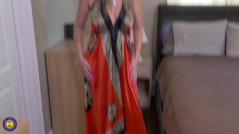 Mature Solo NL: Bella bionda matura strofina la sua figa bagnata sul letto