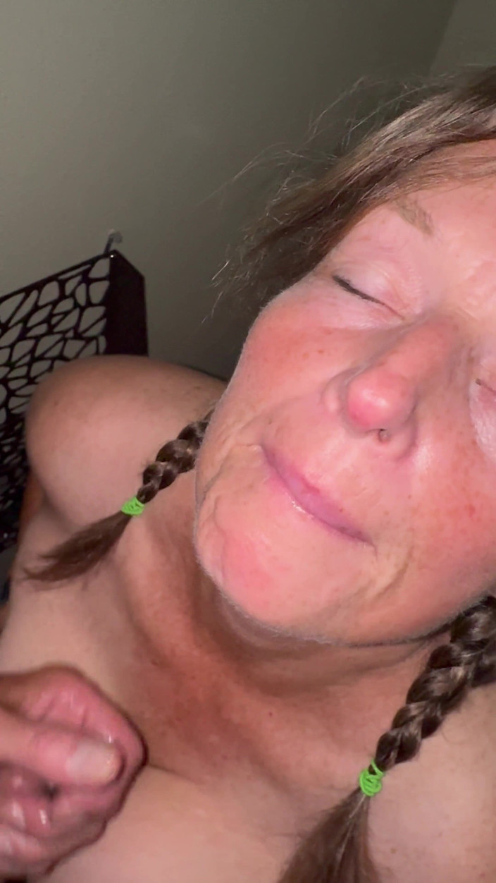 Bonewizzard69: Bonemaiden tuvalette oturup işemeye çalışan erkeğini emiyor