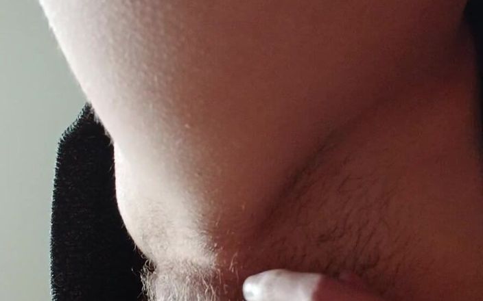 Lesbian-illusion: Masturbuję się intensywnie moją owłosioną cipką, aż się spuszczę