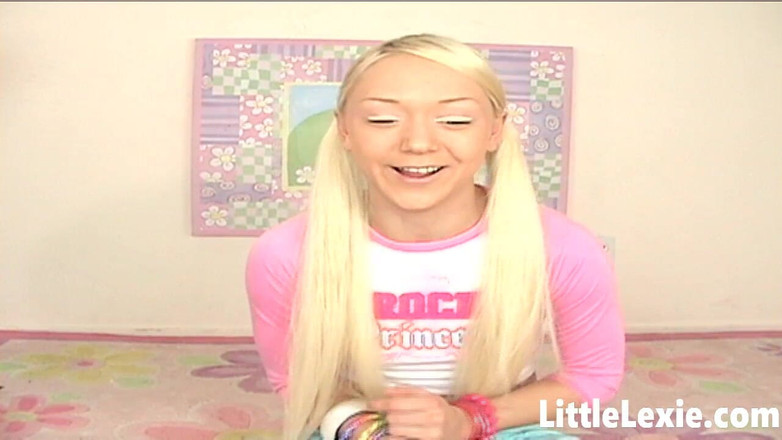 Little Lexie: लचीली सुनहरे बालों वाली कमसिन लाइव स्ट्रीम पर अपनी चूत ढूंढती है