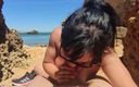 Mary Rider Pornstar: Mamada al aire libre en una playa naturista mira cómo...