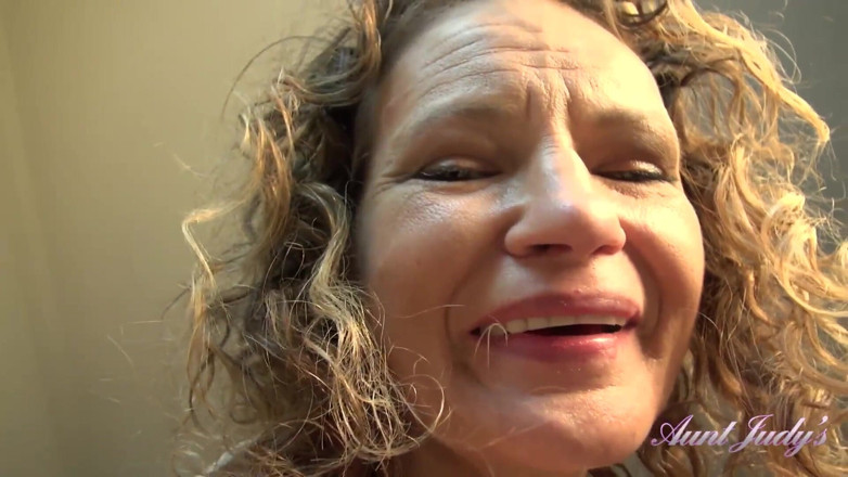 Aunt Judy's: Vaše zlobivá nevlastní teta Tia ví, že jsi sledoval milf porno -...