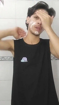 Vergon colombiana tomando ducha y cayendo orina y leche