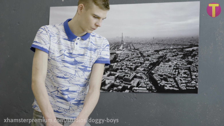 Doggy boys: ベアバックボーイが専門的なマッサージを提供する